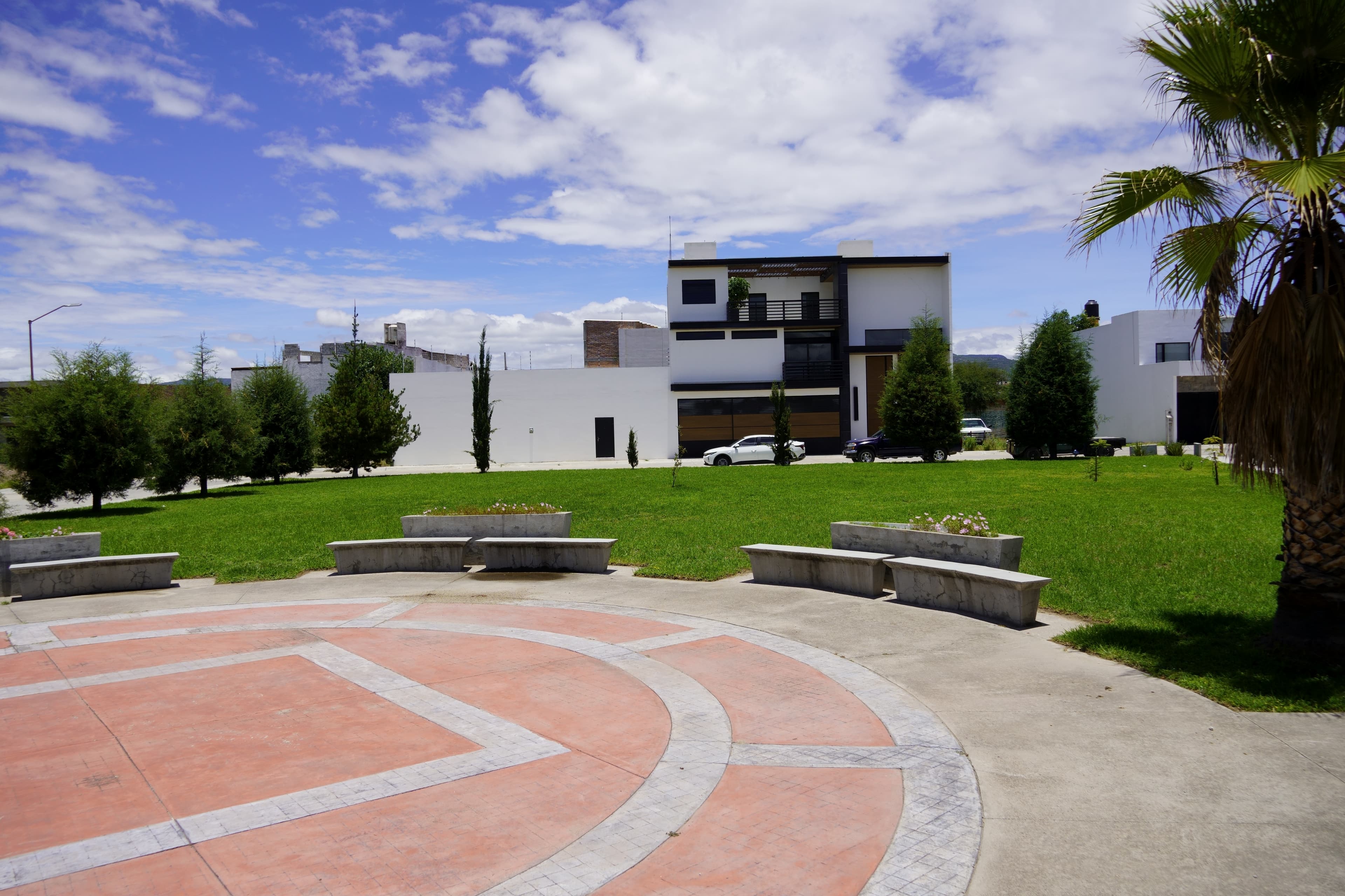 Área común con jardines y bancas